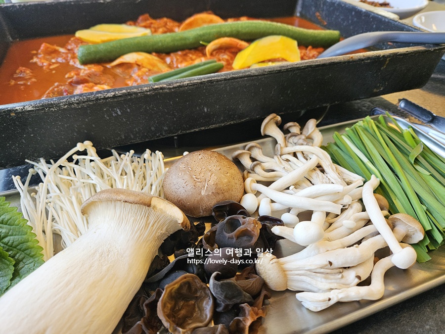 불국사 근처 맛집 호반오리 오리고기 버섯 주물럭 경주 부추가래떡