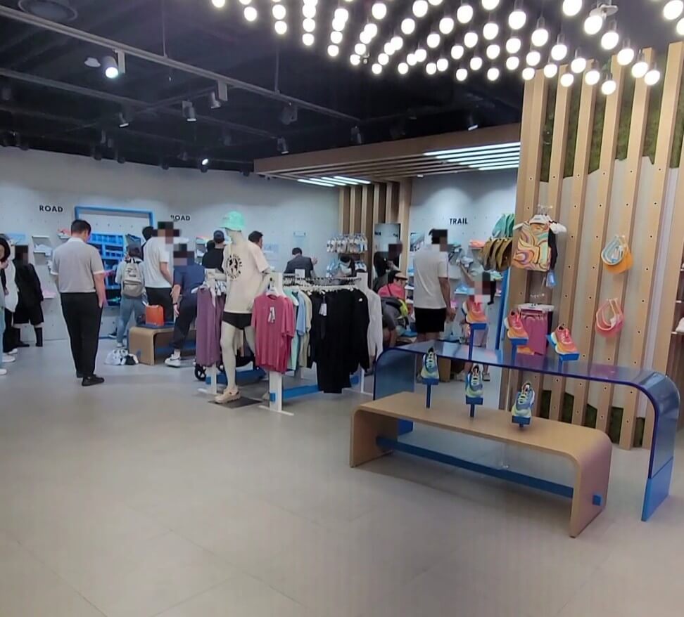 잠실 롯데월드몰 호카 매장