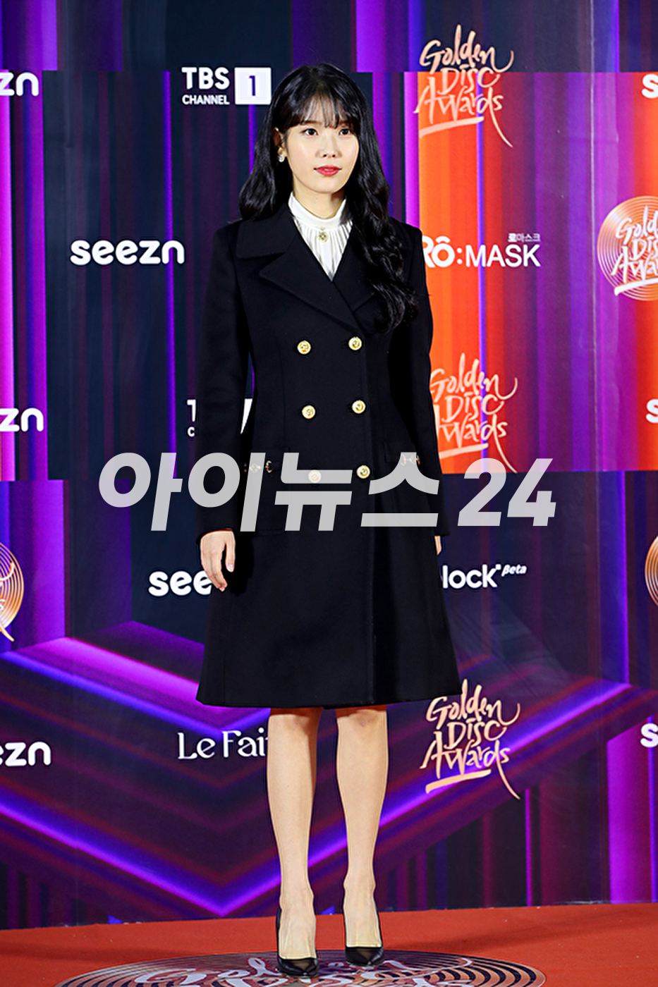 가수 아이유가 8일 오후 서울 고척 스카이돔에서 진행된 '36회 골든디스크 어워즈' 레드카펫 행사에 MC로 참석해 포즈를 취하고 있다. [사진=골든디스크 어워즈 사무국]