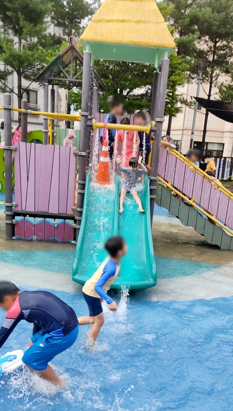 미끄럼틀이 있는곳에 물분수