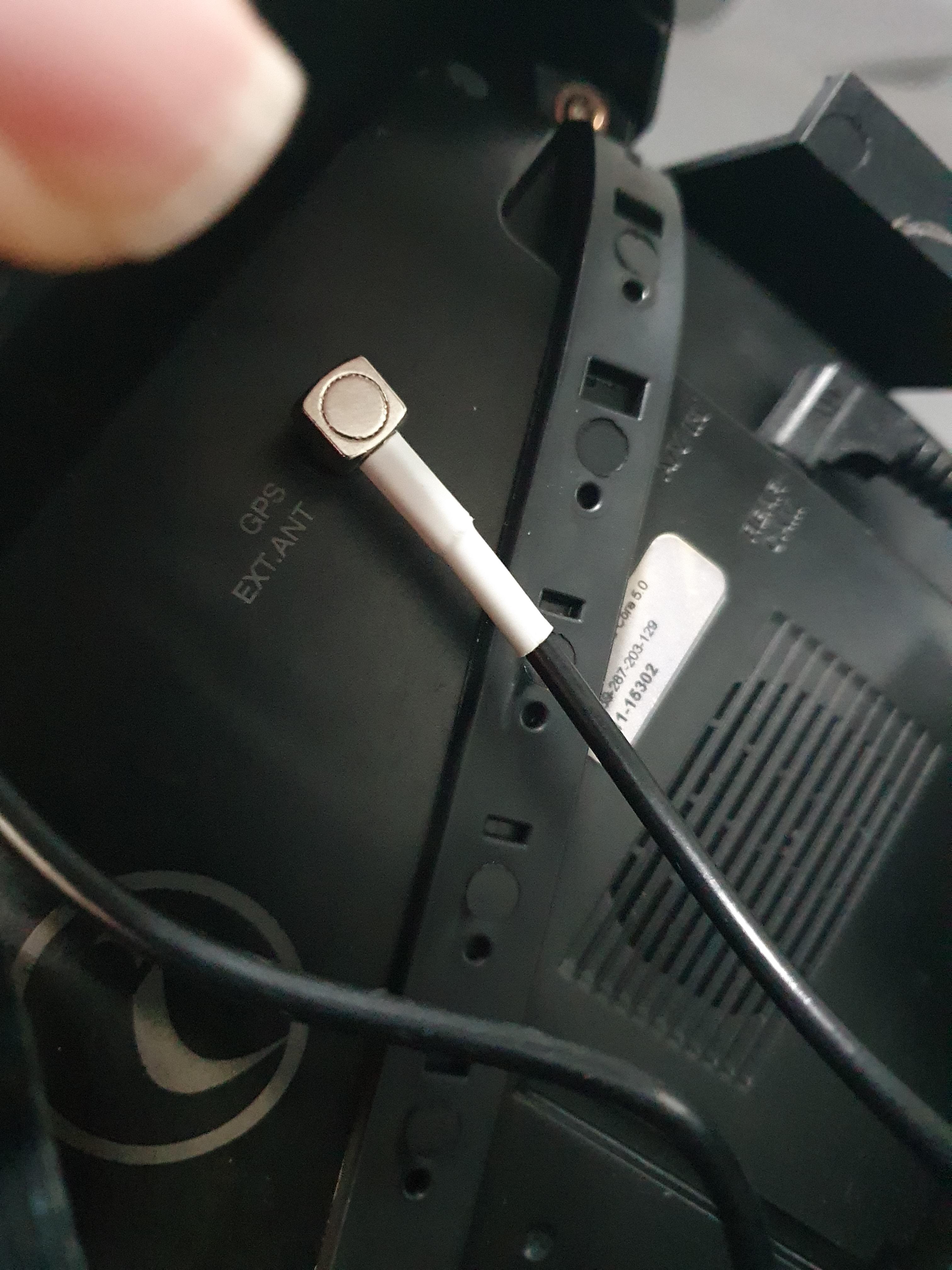 아이나비 ES200 외장 GPS 안테나 연결한 사진