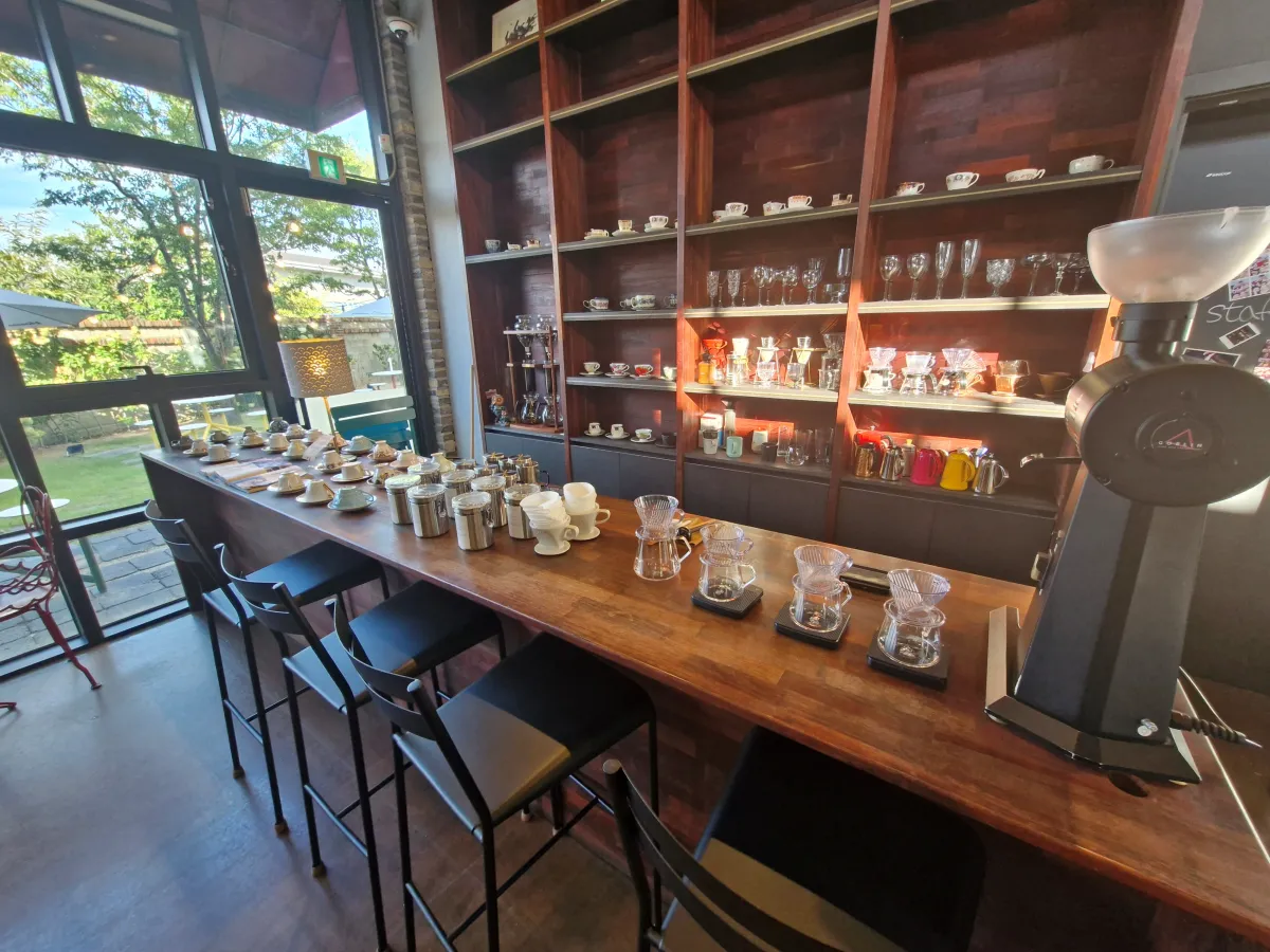 카페-내부-찻잔과-그릇으로-인테리어-되어-있다