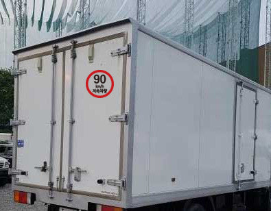 🚛 3.5톤 초과 화물차에 ‘90km 최고제한속도 스티커’ 부착…시범사업 실시!