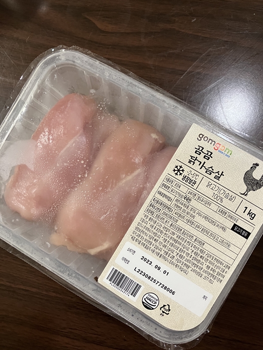 투명 용기에 담긴 곰곰 냉장 닭가슴살 1kg 제품 전체 포장 사진
