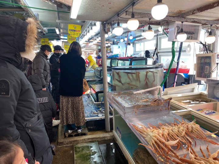 수산시장-대게판매대