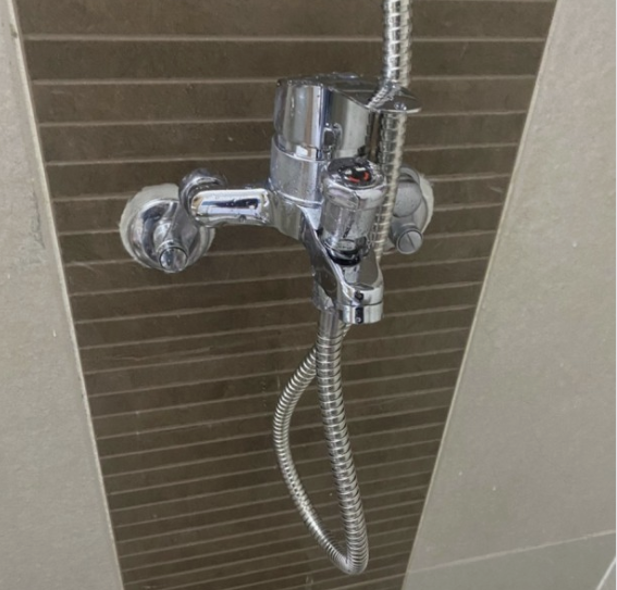 화장실 샤워기 수압 조절 팁, 약할 때