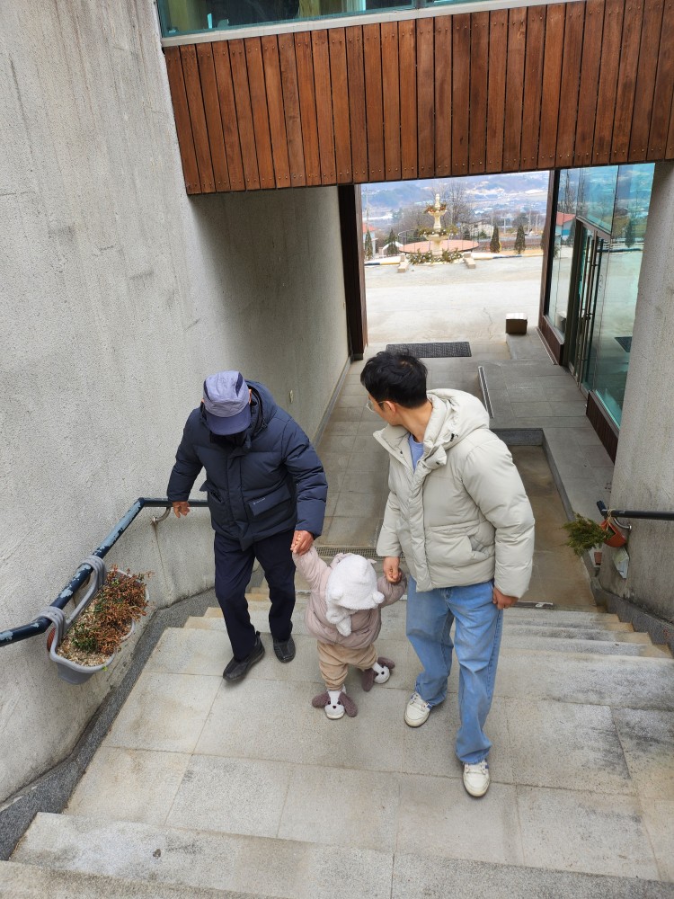 계단을 오르는 가족