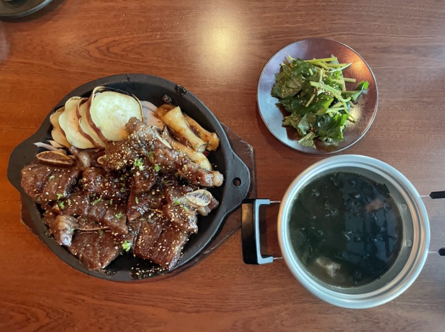 소극적 한남본점의 대표 메뉴 벽돌 LA갈비 한상
