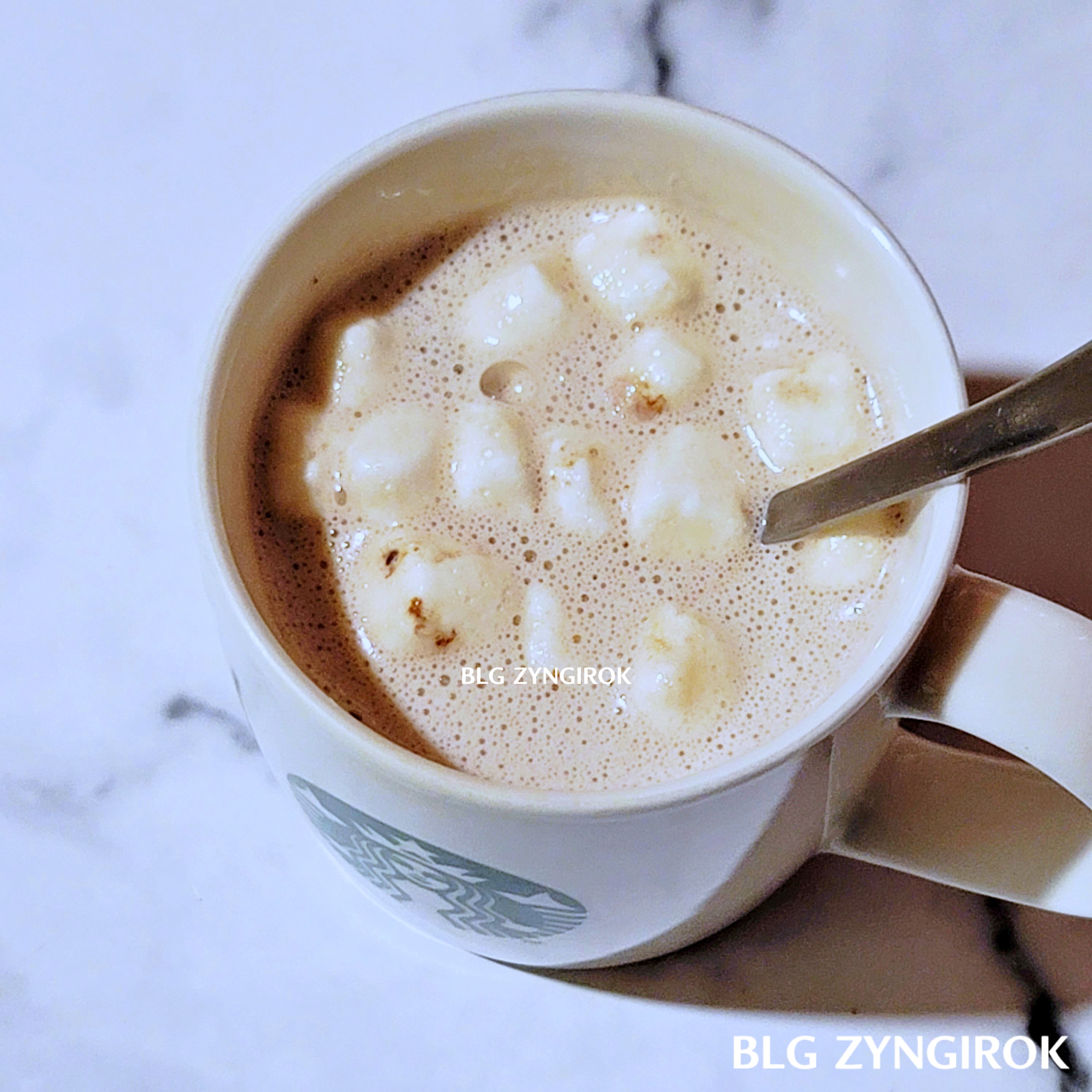 노브랜드 산타클로스 코코아밤이 다 녹아 마시멜로우가 떠오른 모습이다.