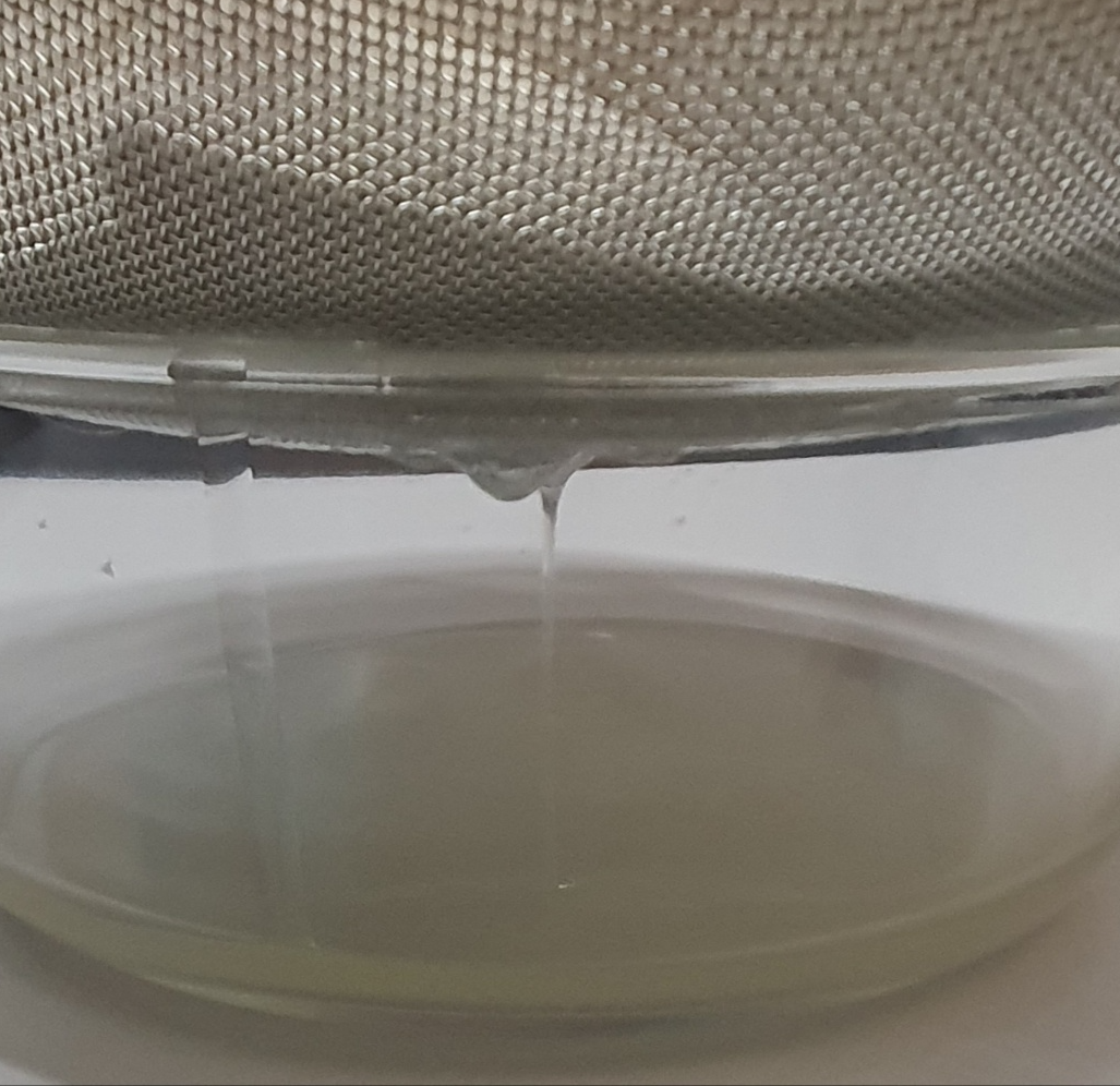 약간 끈적이는 질감의 유청이 꼬리를 달고 떨어지는 모습