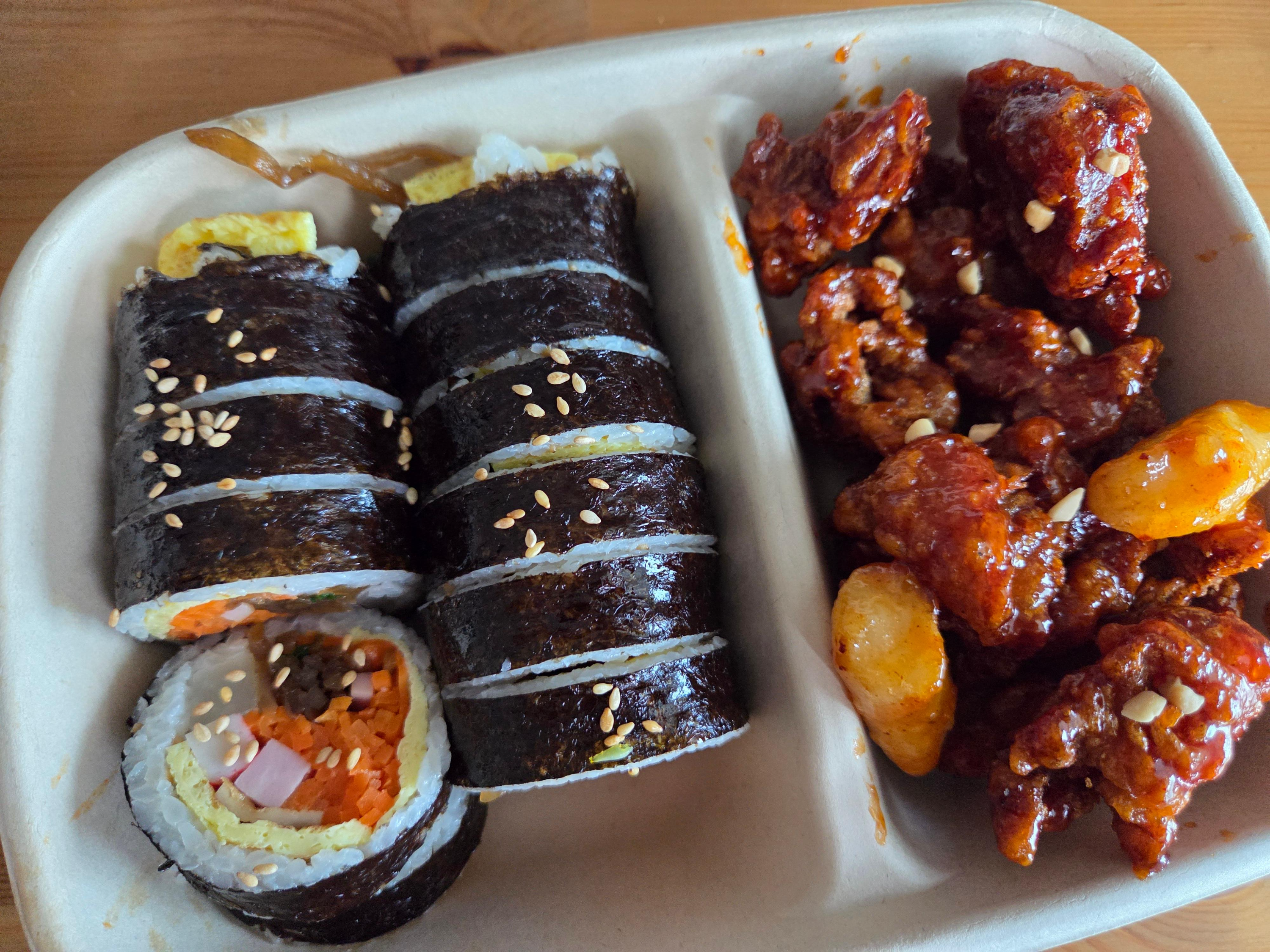 소요김밥 기본 김밥과 닭강정 세트 포장 상태