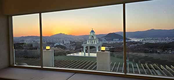 창너머 산토리니 조형물과 노을 뷰