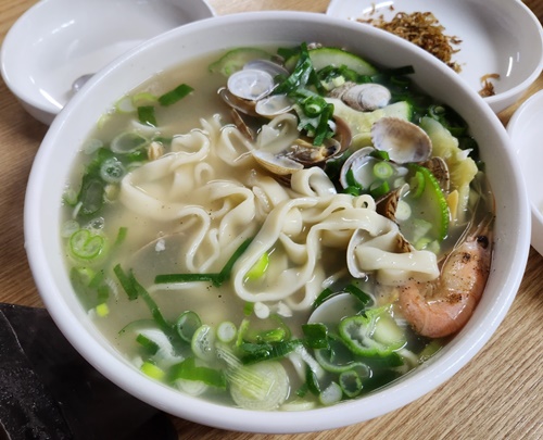 골목안채칼국수면