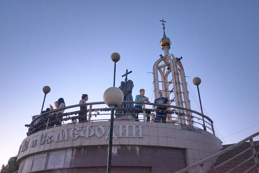 함께 십자가를 들고 있는 동상은 9세기 후반, 선교를 위해 고대 러시아에 문자를 만들어 준 성 키릴로스Кирилл와 성 메포디오스Мефодий 형제