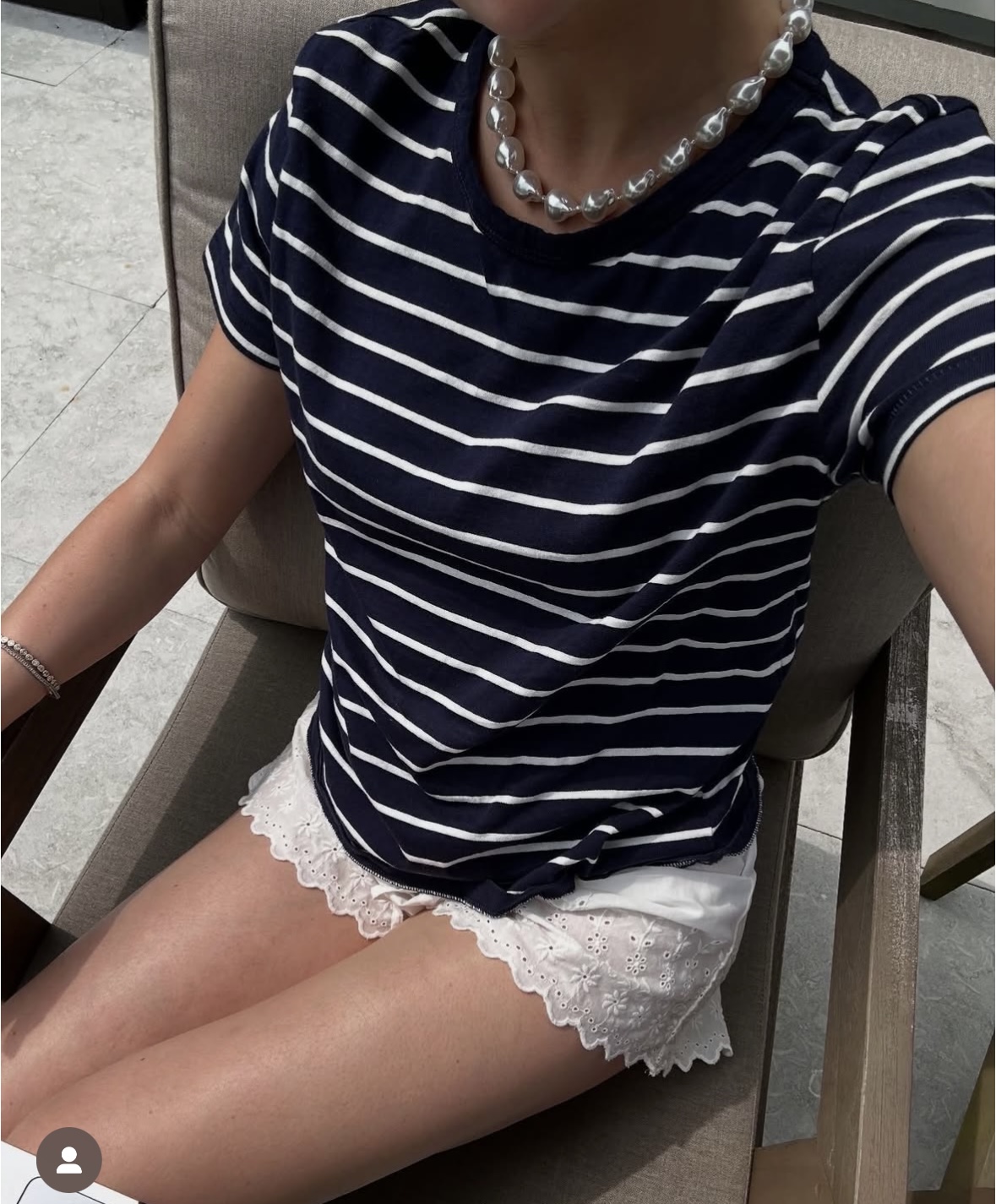 클래식한 매력부터 레이스 디테일까지, 시스루로 마무리하는 올여름 실크 쇼츠 스타일링 3가지 관련 사진