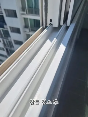 창틀 먼지 진공청소기 솔브러시와 물티슈로 닦는 순서_17