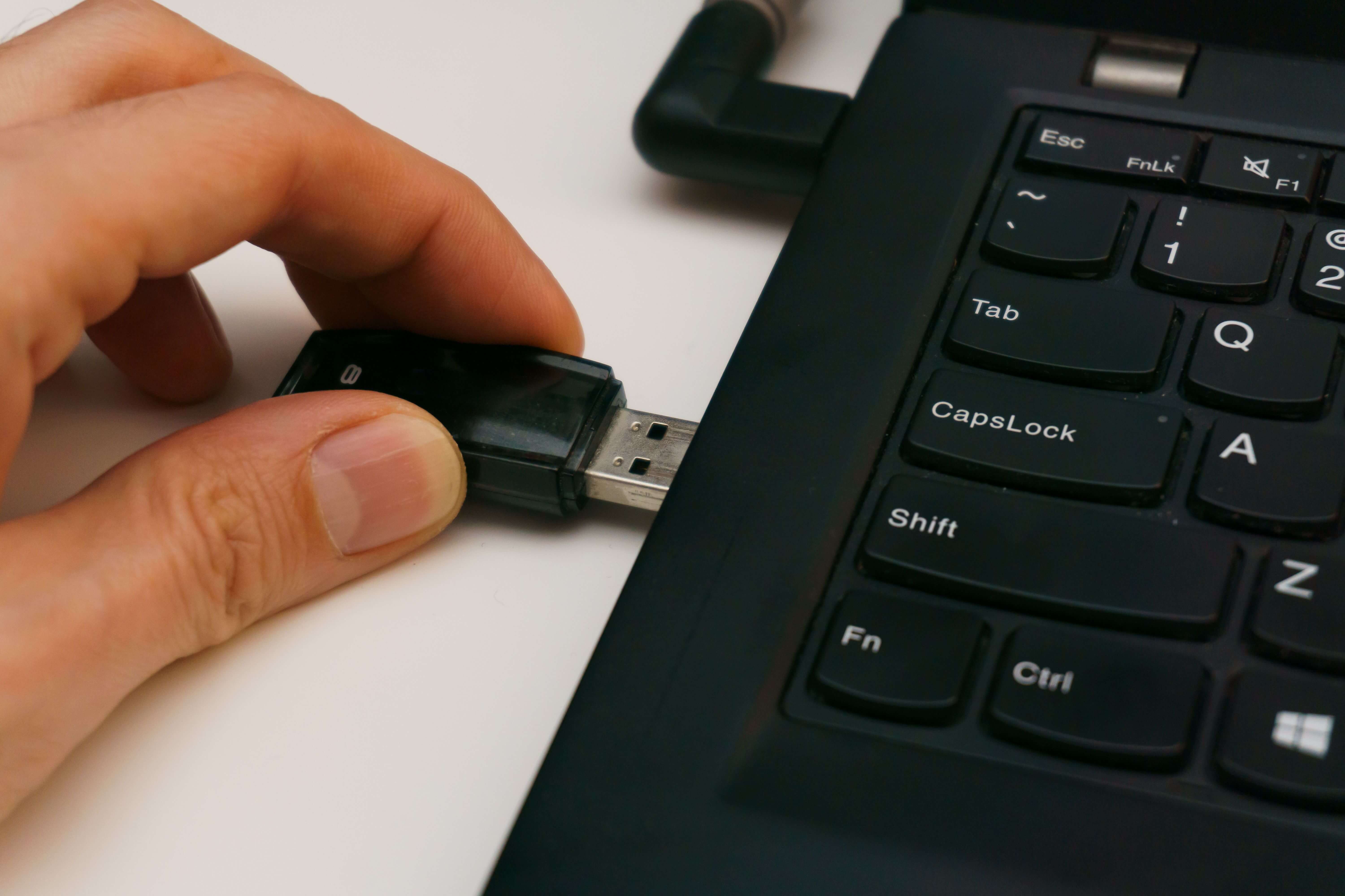 컴퓨터에 연결한 스마트폰이 충전만 되고 파일 전송이 되지 않을 때 확인할 것, USB 케이블부터 스마트폰 설정까지 쉽게 해결하는 방법