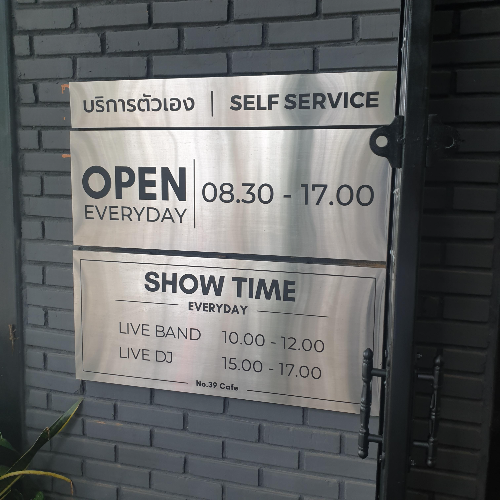 치앙마이 카페 투어 ⑤ : 인생샷을 찍을 수 있는 뷰 맛집 (No. 39 Cafe) _ NO 39라고 쓰여있는 작은 간판_ 영업시간 및 공연 팻말