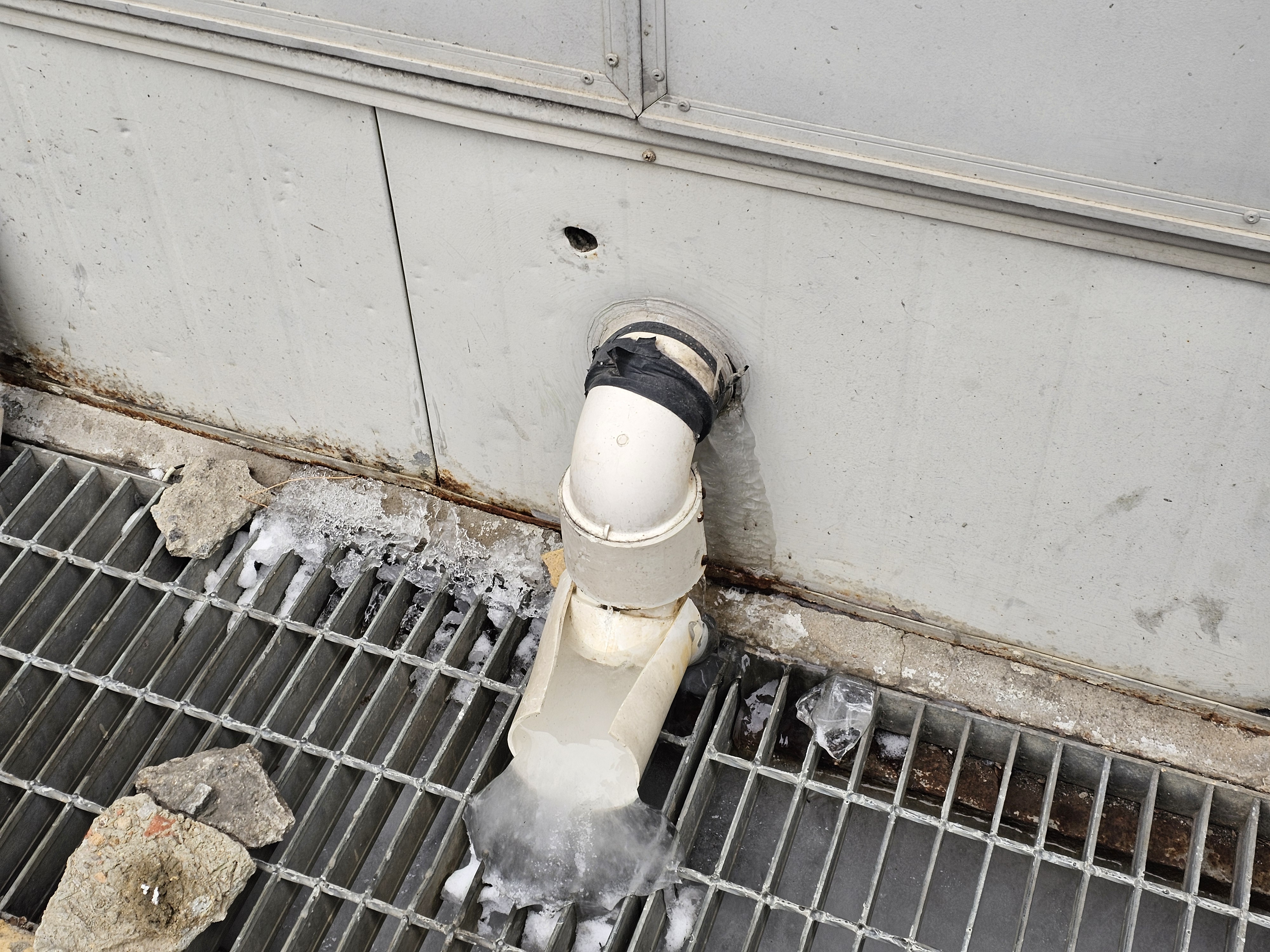 겨울철 수도계량기 동파 예방을 위해 계량기함을 점검하는 모습