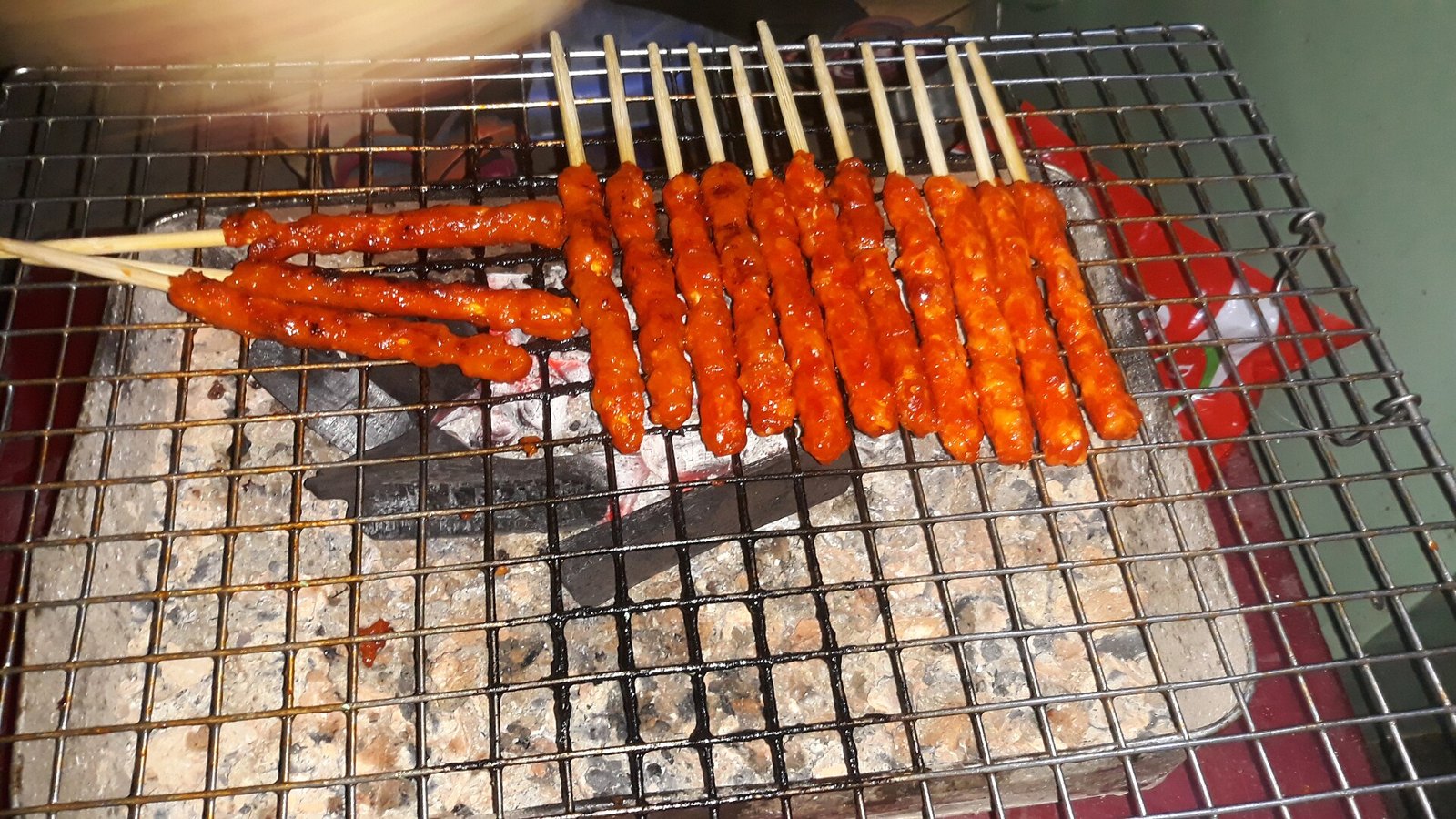 넴느엉 꼬치 굽는 모습