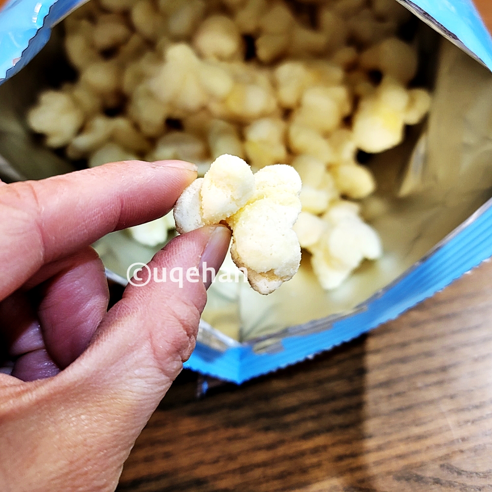 손가락으로 노브랜드 바나나소프트콘을 하나 집어 들었다.