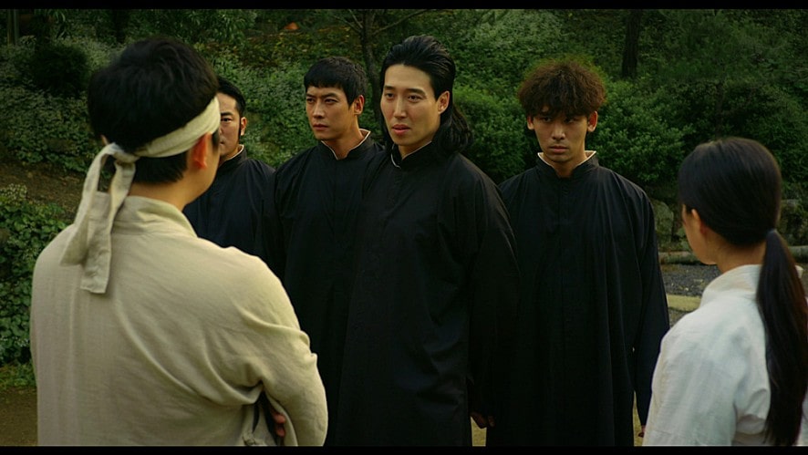 검은 도복을 입고 있는 사람들의 모습