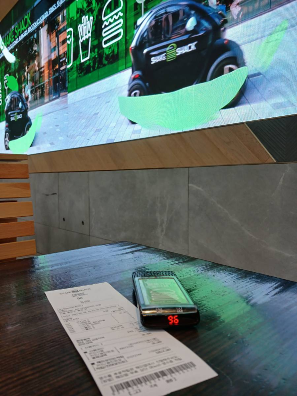 쉐이크쉑 매장 모니터