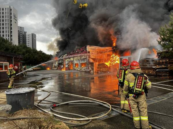 경기 양주 홍죽산업단지 공장 폭발 화재 발생... 3명 부상 및 17명 대피 상황 정밀 분석