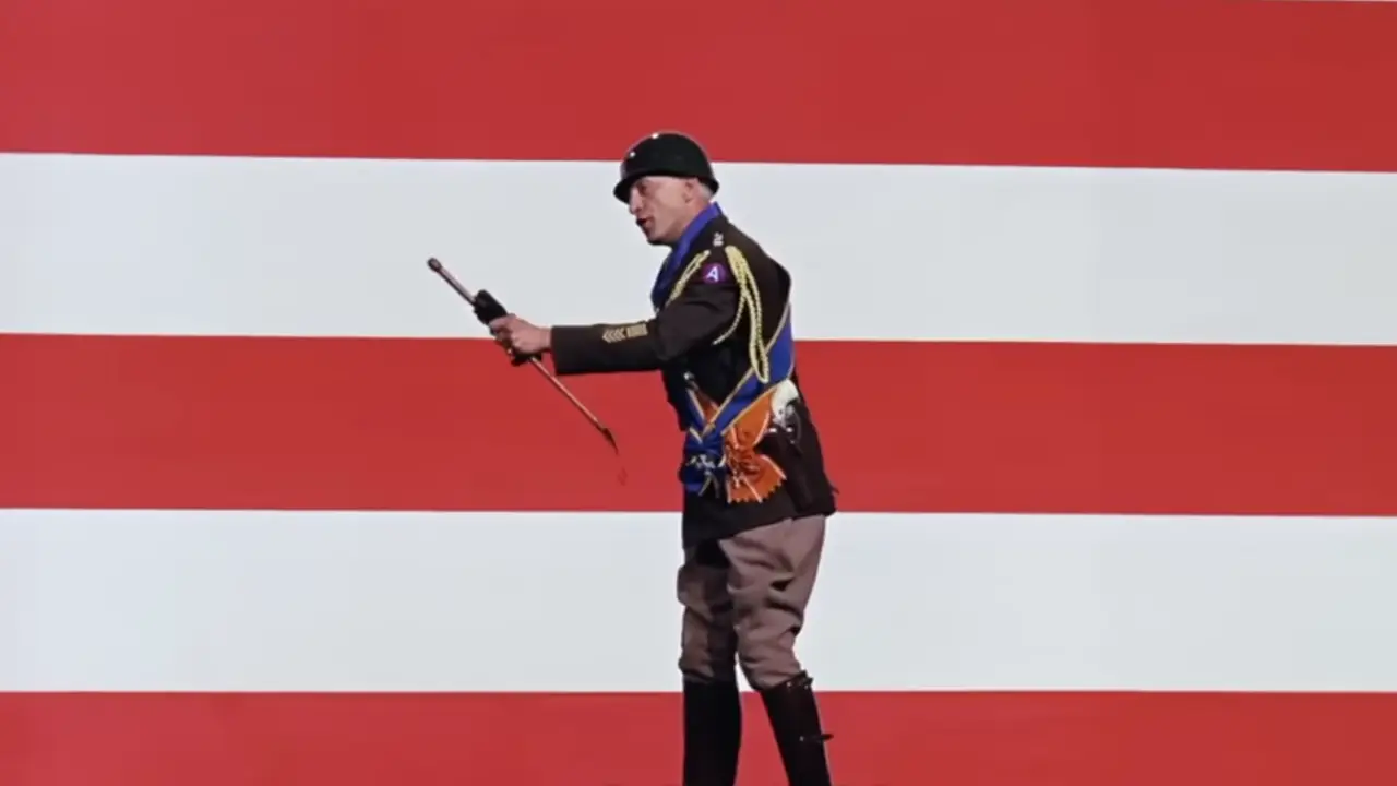 결국 그의 영광은 목숨을 바쳐 죽어간 이름 없는 병사들 덕분이었다.