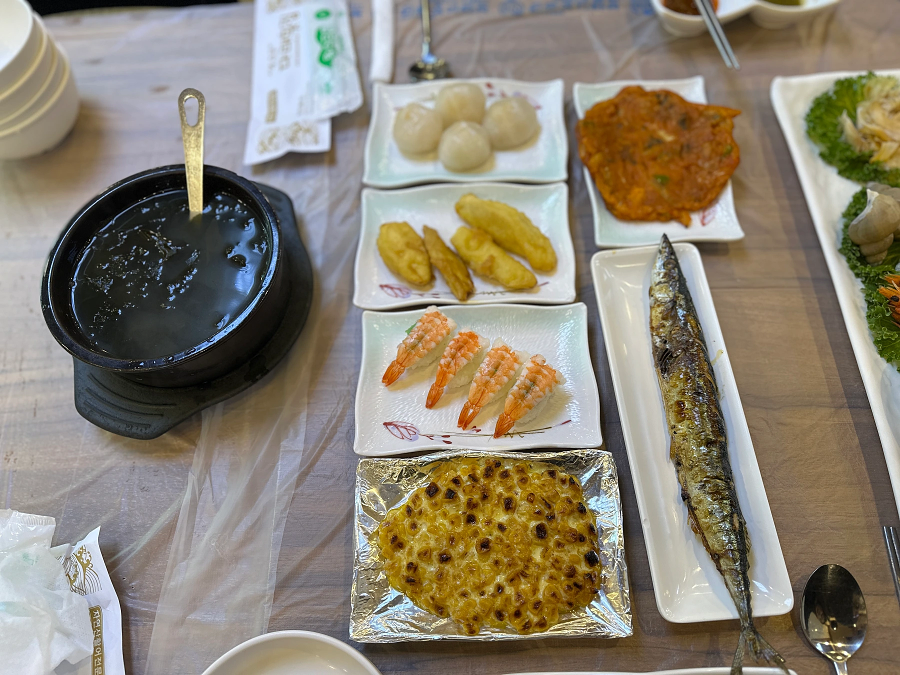 다래횟집-밑반찬-여느동해횟집들처럼-회만나오는게아니라-밑반찬이많이나와좋다-꽁치구이-옥수수콘-새우초밥-고구마튀김-떡이보인다