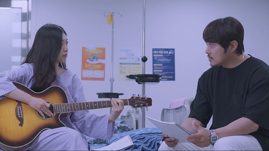 함께 음악하는 찬미와 KCM의 모습