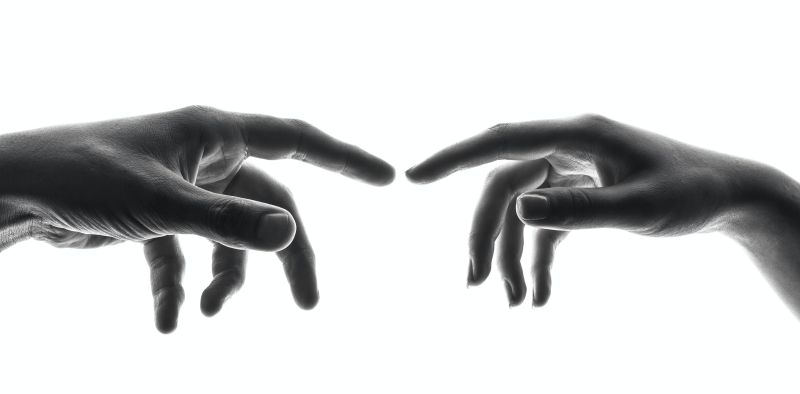 손가락이 서로 맞대고 있는 사진