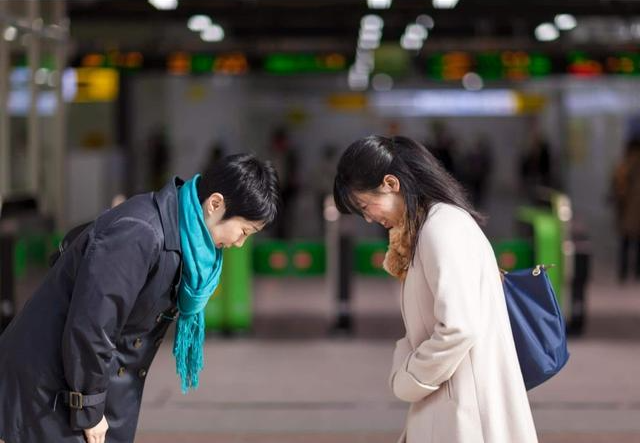장유유서 - 서로 인사하는 사람들