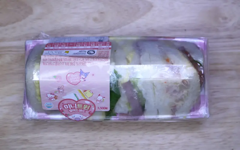 맛있게 보이는 샌드위치가 4조각으로 담겨있는 미니트윈 샐러드샌드
