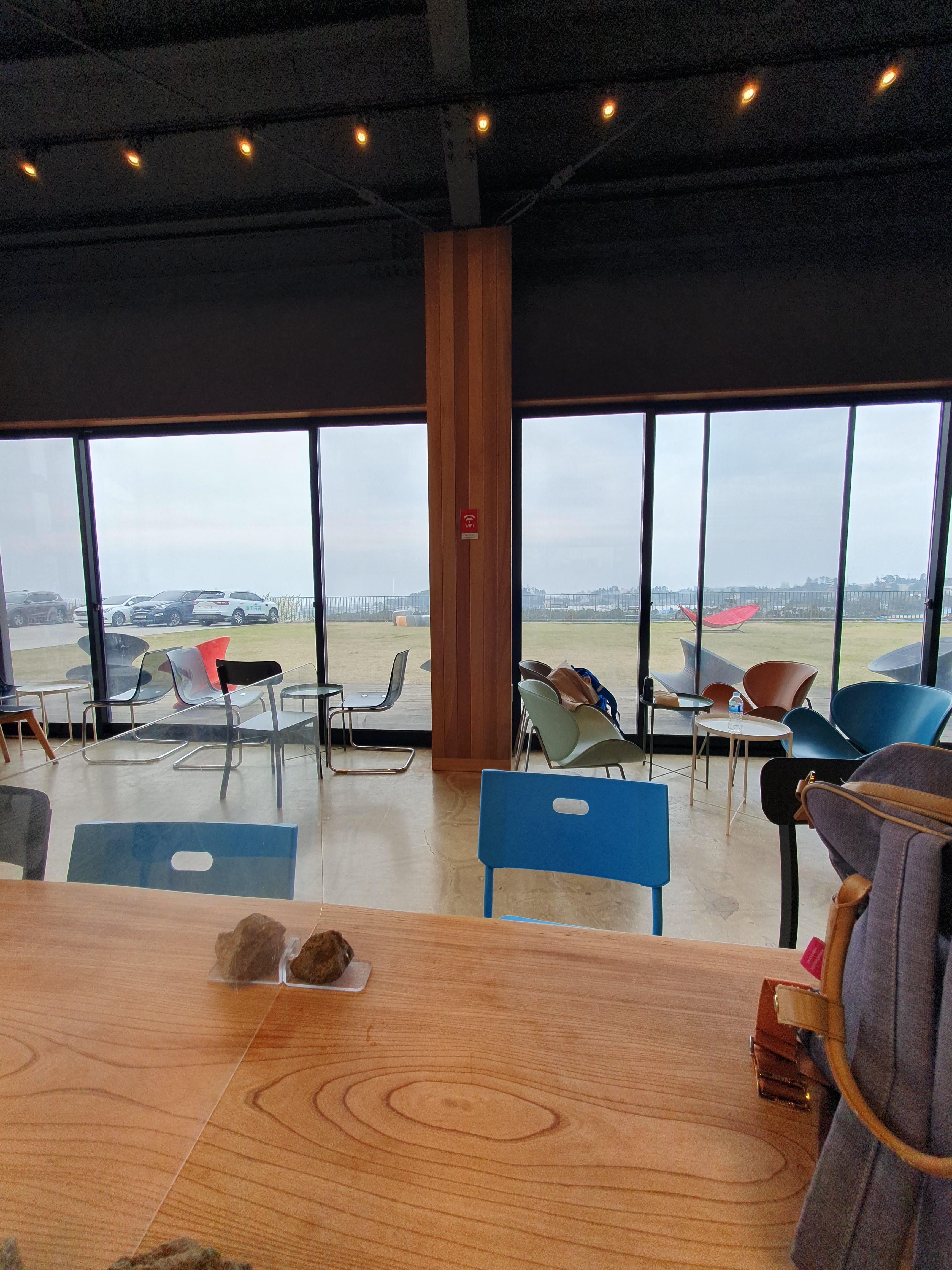 제주 토토아뜰리에 음료 및 만든재료을 먹을수 있는 카페 실내