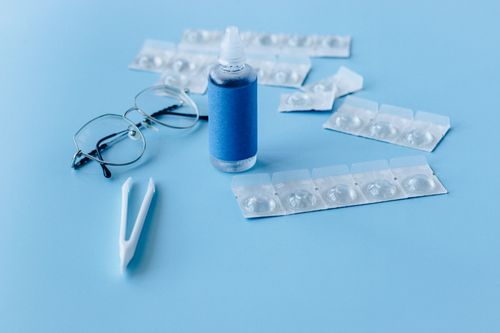 가을철 렌즈 착용 눈 건조 해결법: 오후만 되면 뻑뻑한 이유와 관리법
