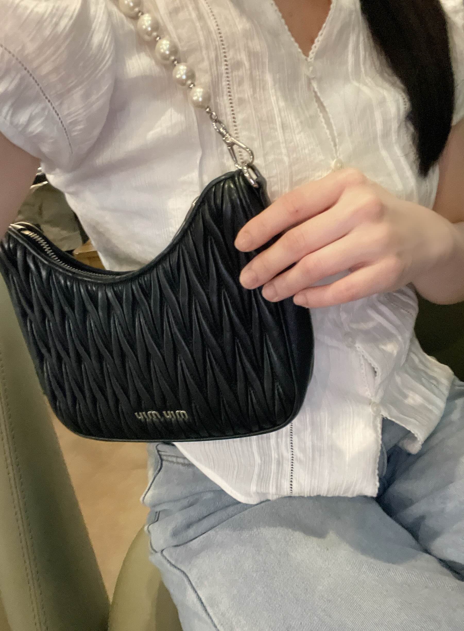 미우미우 가방을 매고 있는 여자