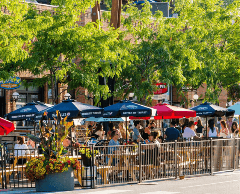 켈로나 다운타운에서 여가를 즐기는 사람들