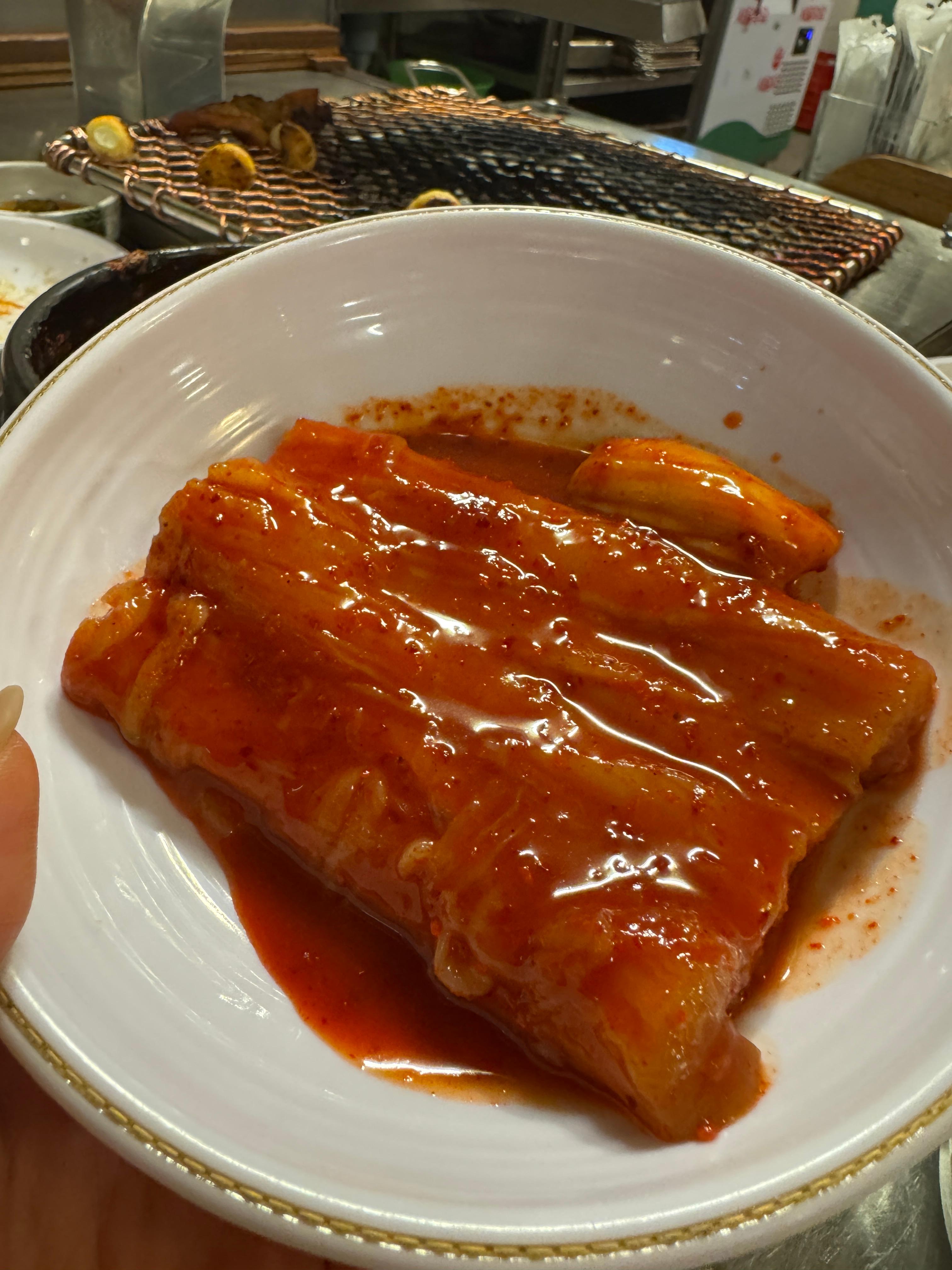 세광양대창 정자점에서 추가 주문한 특양 한 접시, 양념이 고르게 배어 윤기가 흐르는 모습