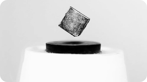 마이스너 효과로 자석을 공중에 띄운 초전도체