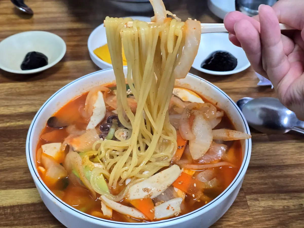 썸네일용 대표이미지(Featured Thumbnail Image): 삼선짬뽕 면 젓가락으로 들어올린 사진