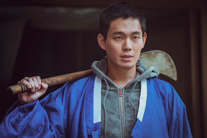 칼을들고있는류경수