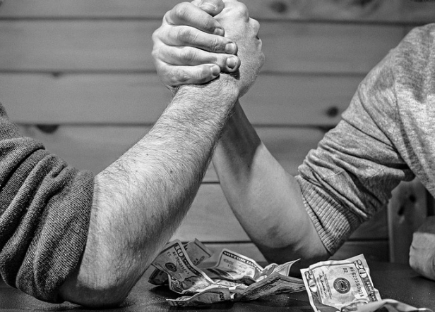 돈을 사이에 두고 서로 약속을 하는 그림입니다.