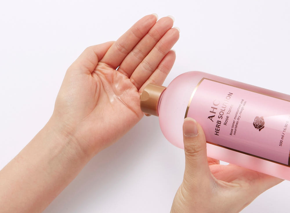 장미향 가득한 AHC 로즈 토너 500ml, 촉촉함과 저자극 사용감까지 확인해보세요