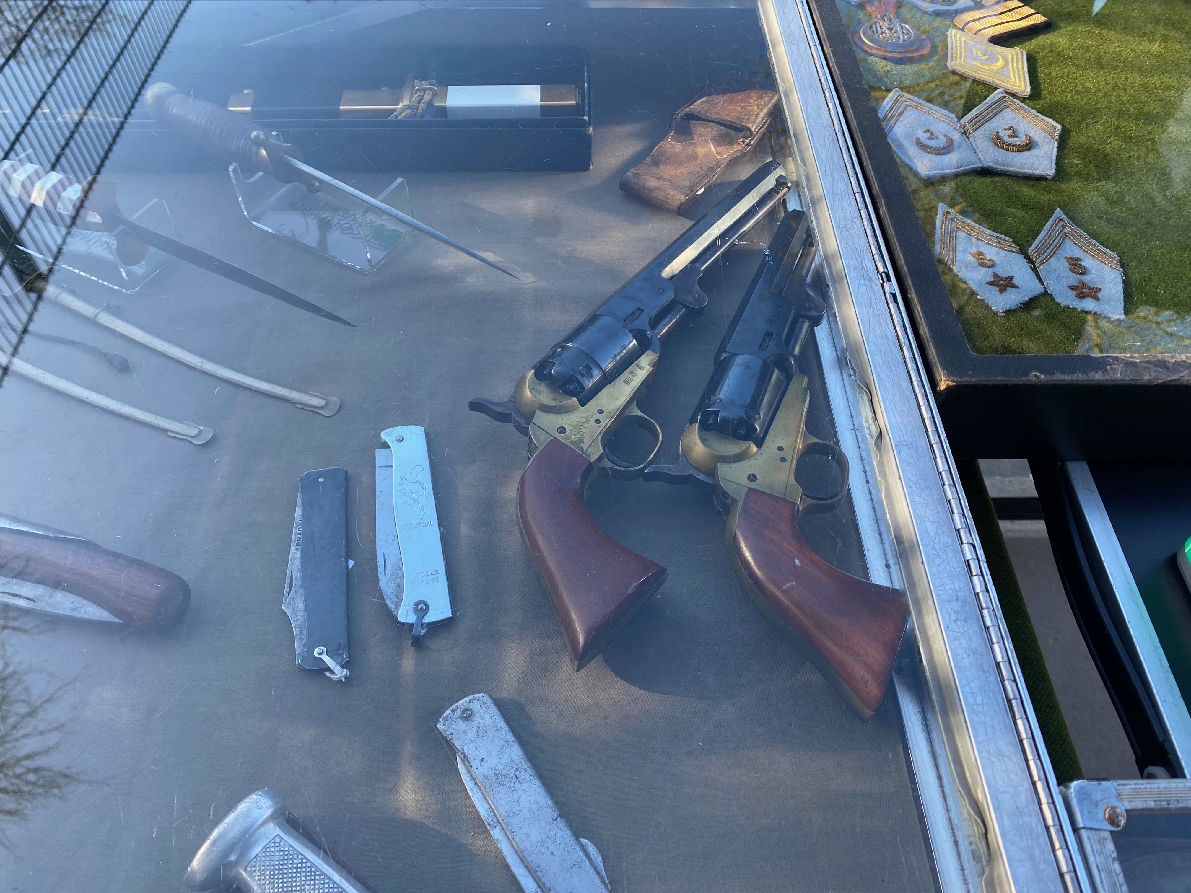 파리 벼룩시장 총