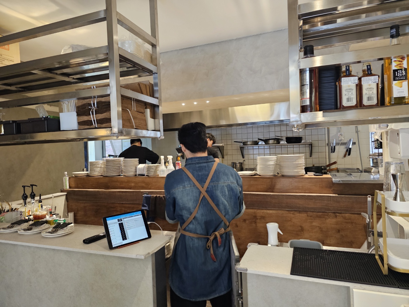 성수 오밀 셀프 코너와 오픈 키친 모습, 깔끔하게 정돈된 내부 공간