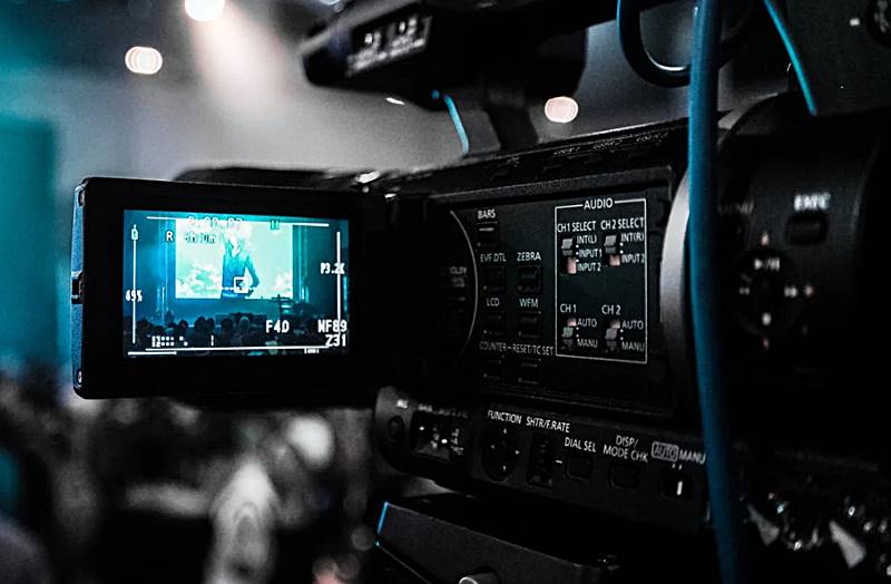 카메라에-촬영되는-장면이-보이는-모습