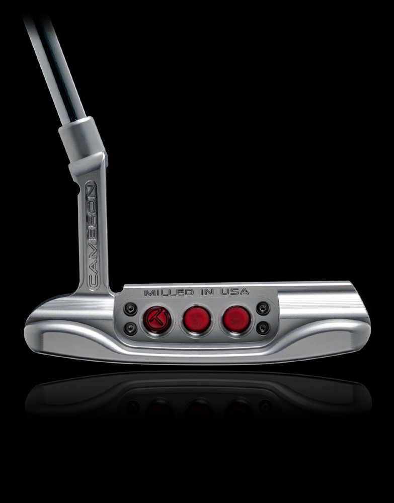 Scotty Cameron Studio Style Newport Tour 퍼터의 뒷면, MILLED IN USA 각인과 3개의 붉은 인서트가 포인트인 클래식한 투어 전용 퍼터