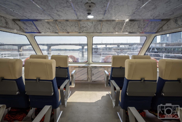 한강버스 선박 내부 앞쪽 좌석 이미지