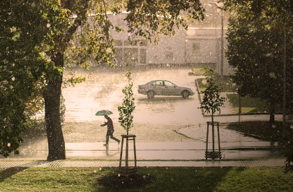 2024년 장마기간 기상청 예보 확인하기와 관련된 비오는 날 우산을 쓰고 지나가는 사람과 자동차 사진